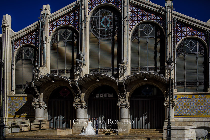 Post Boda en Huerto Santa Maria, fachada Mercat Central, Natalia e Iván. Christian Roselló Fotógrafo de bodas en Valencia