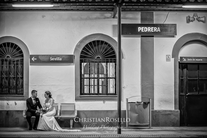 Reportaje Boda en Pedrera Sevilla Laura y Fran. Estación de Renfe Pedrera Sevilla. Christian Roselló Fotografo de Bodas en Sevilla , con sede en Valencia.
