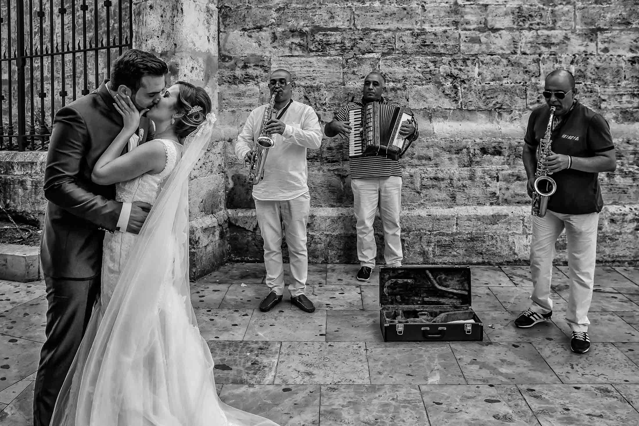 REPORTAJE BODA EN LA CAPILLA DEL SANTO CÁLIZ Y JARDINES LA CARTUJA VALENCIA